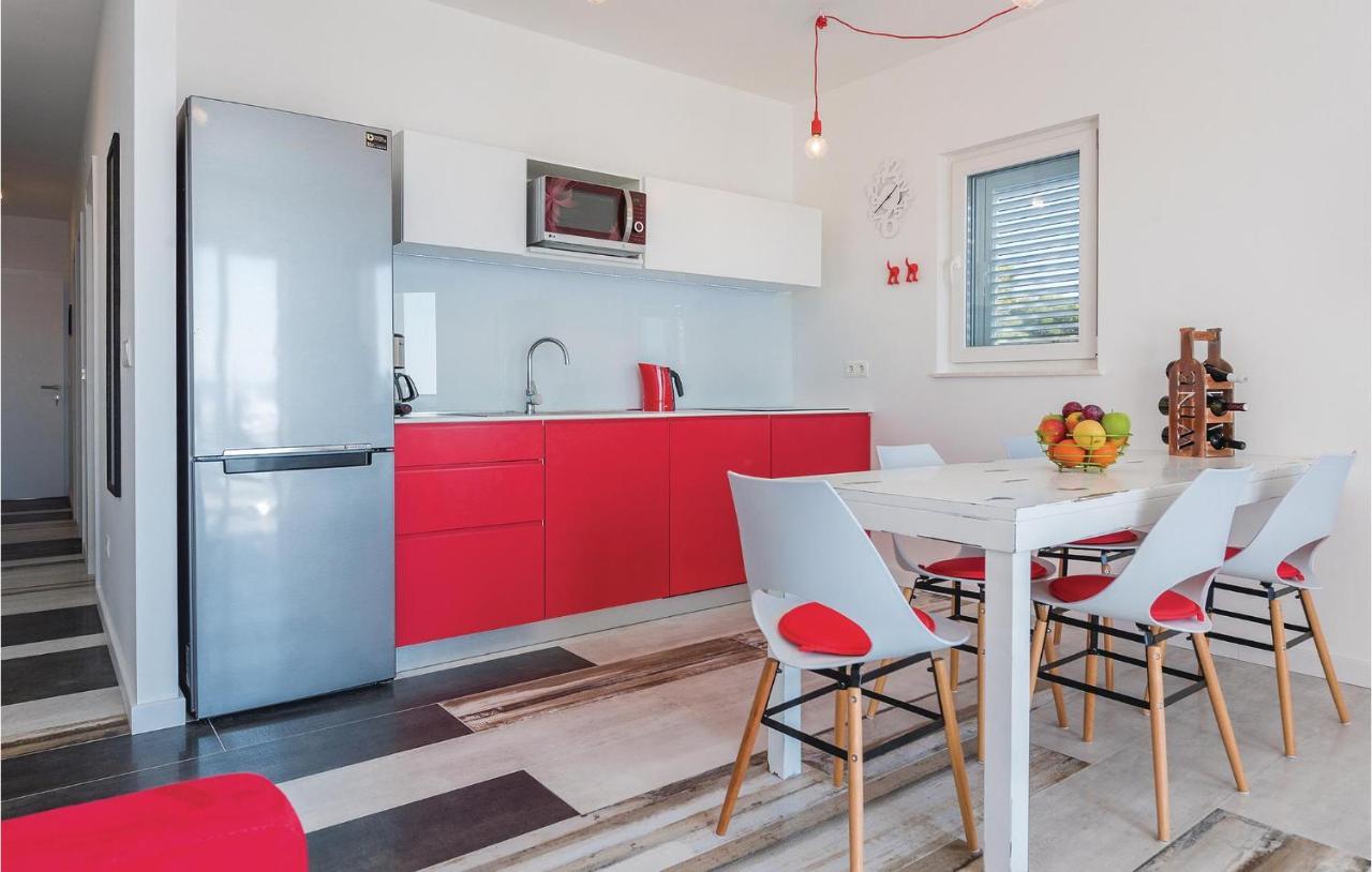 Cozy Apartment In Brodarica With Wifi エクステリア 写真