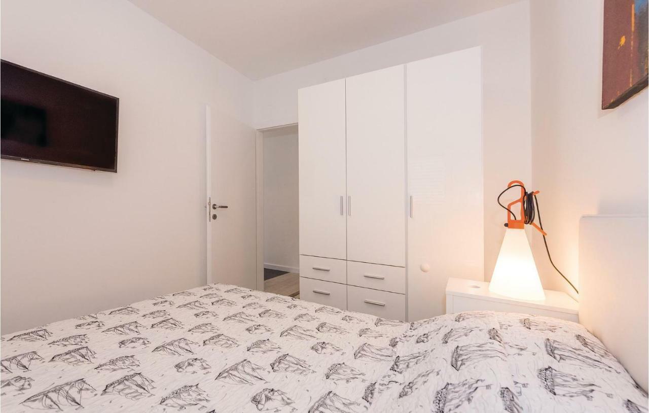 Cozy Apartment In Brodarica With Wifi エクステリア 写真